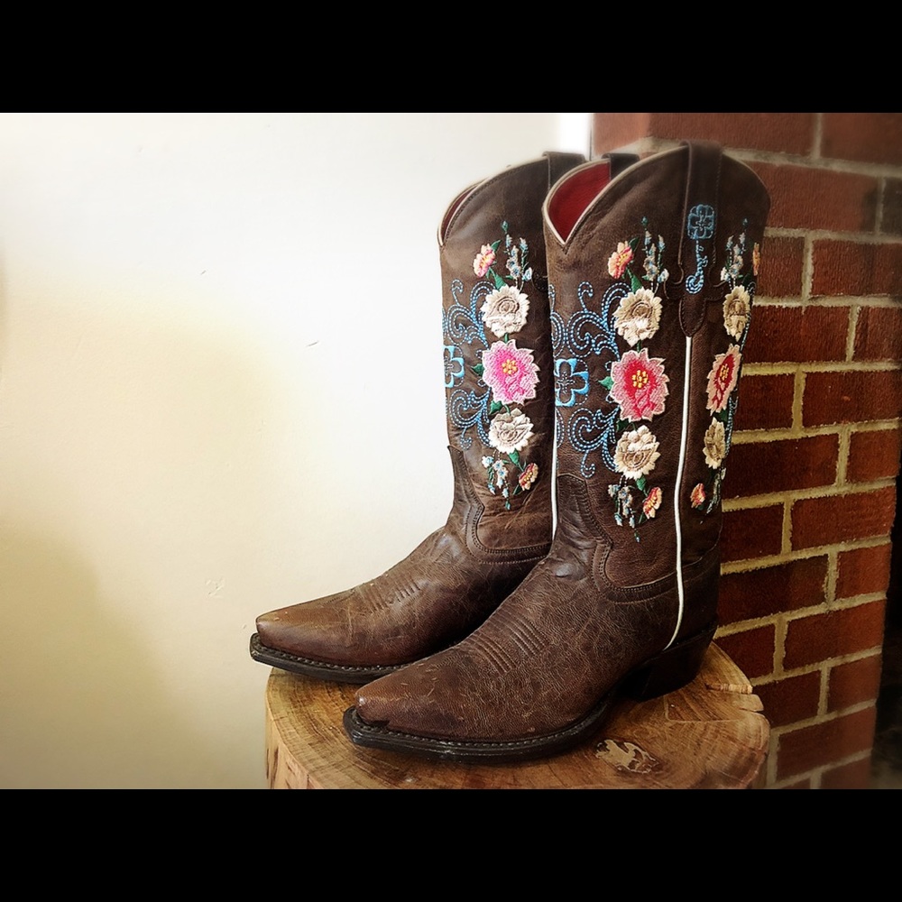Macie Bean Rose Garden Floral Boots 
Cowboy boots